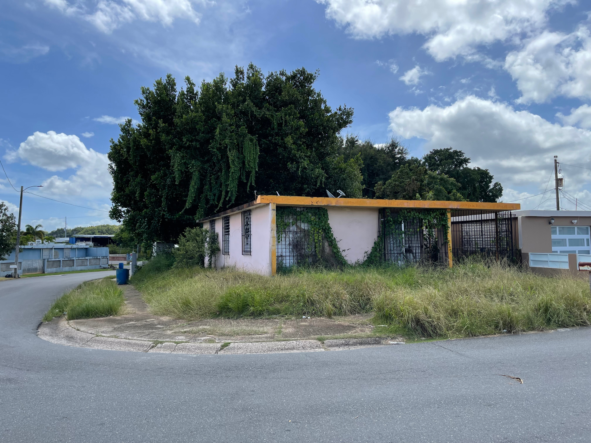 Casa de esquina reconstruida antes de la remodelación