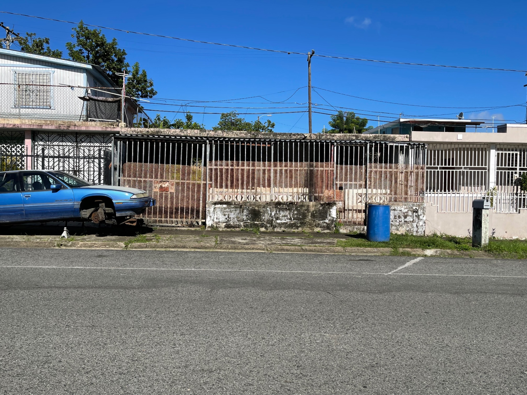 Propiedad abandonada transformada antes de la remodelación